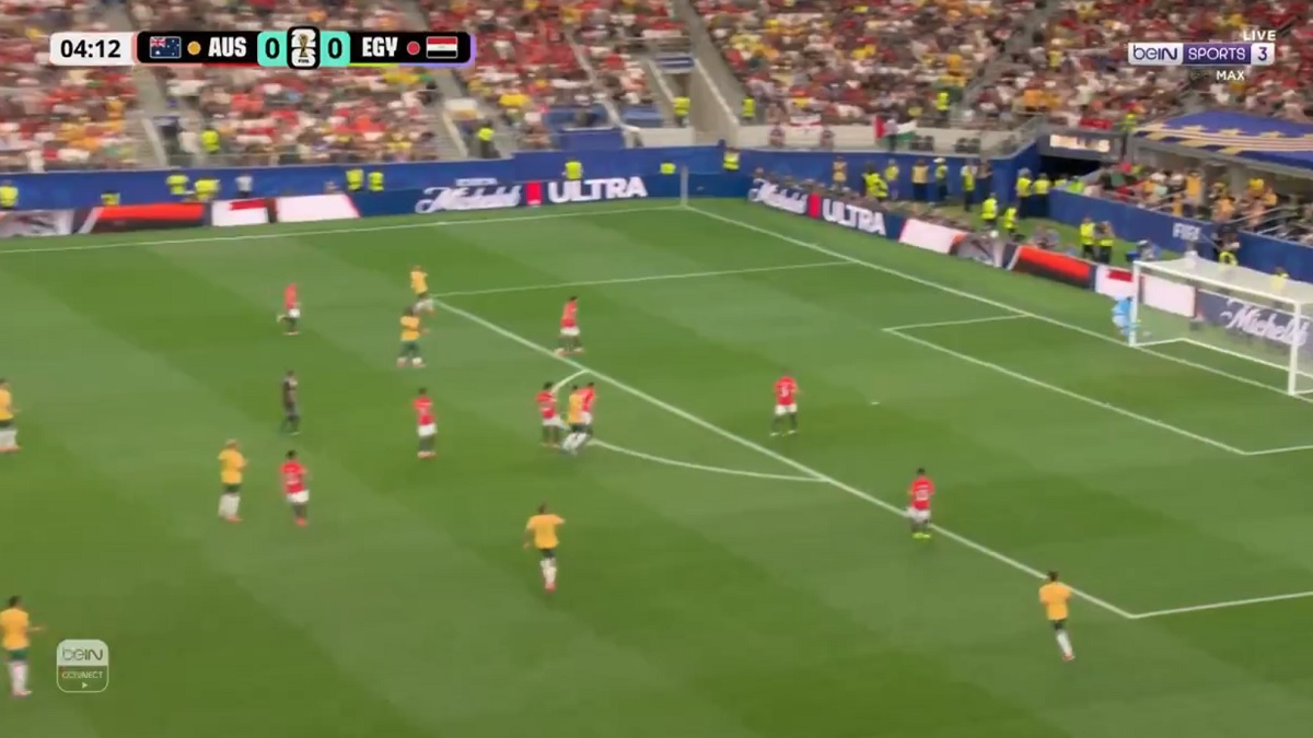 العارضة تحرم لاعب استراليا من تسجيل هدف عالمي امام مصر بكأس العالم