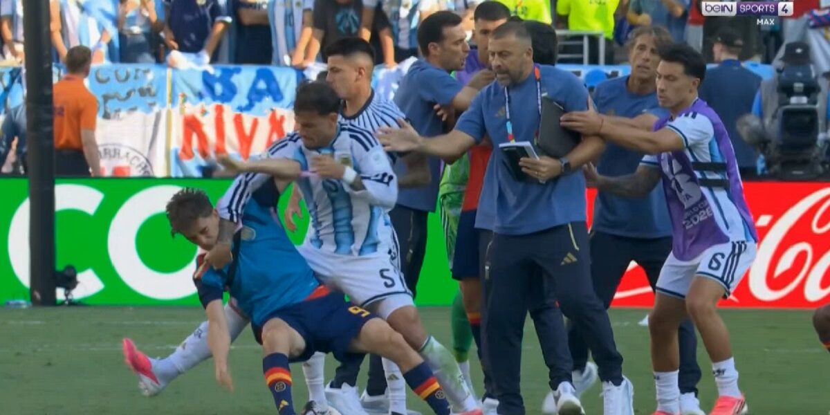 اعتداء لاعبي الارجنتين علي لاعبي اسبانيا بعد نهائي كأس العالم