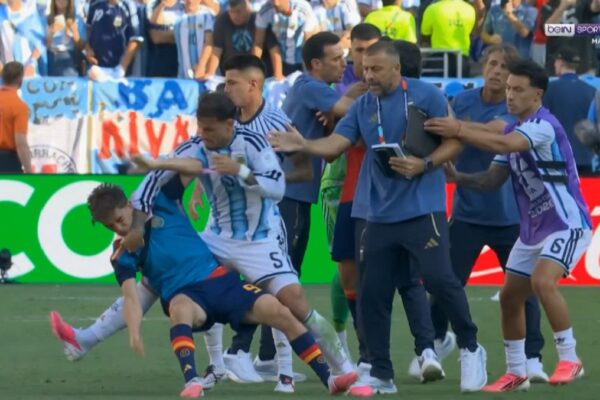 مشاهدة اعتداء لاعبي الارجنتين علي لاعبي اسبانيا بعد نهائي كأس العالم  بجودة HD