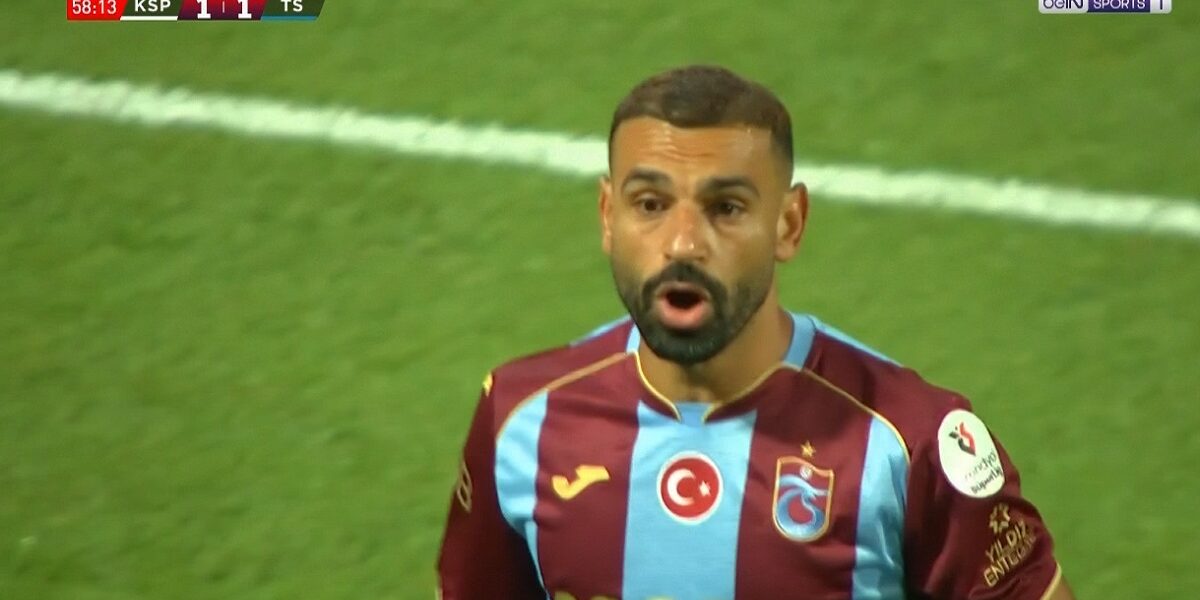 لحظه مشاركة محمد صلاح في اول مباراة مع طرابزون سبور وتحيه الجماهير له